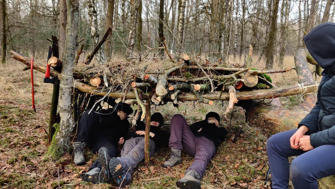 Helpt outdoor education écht bij het welzijn van jongeren? 